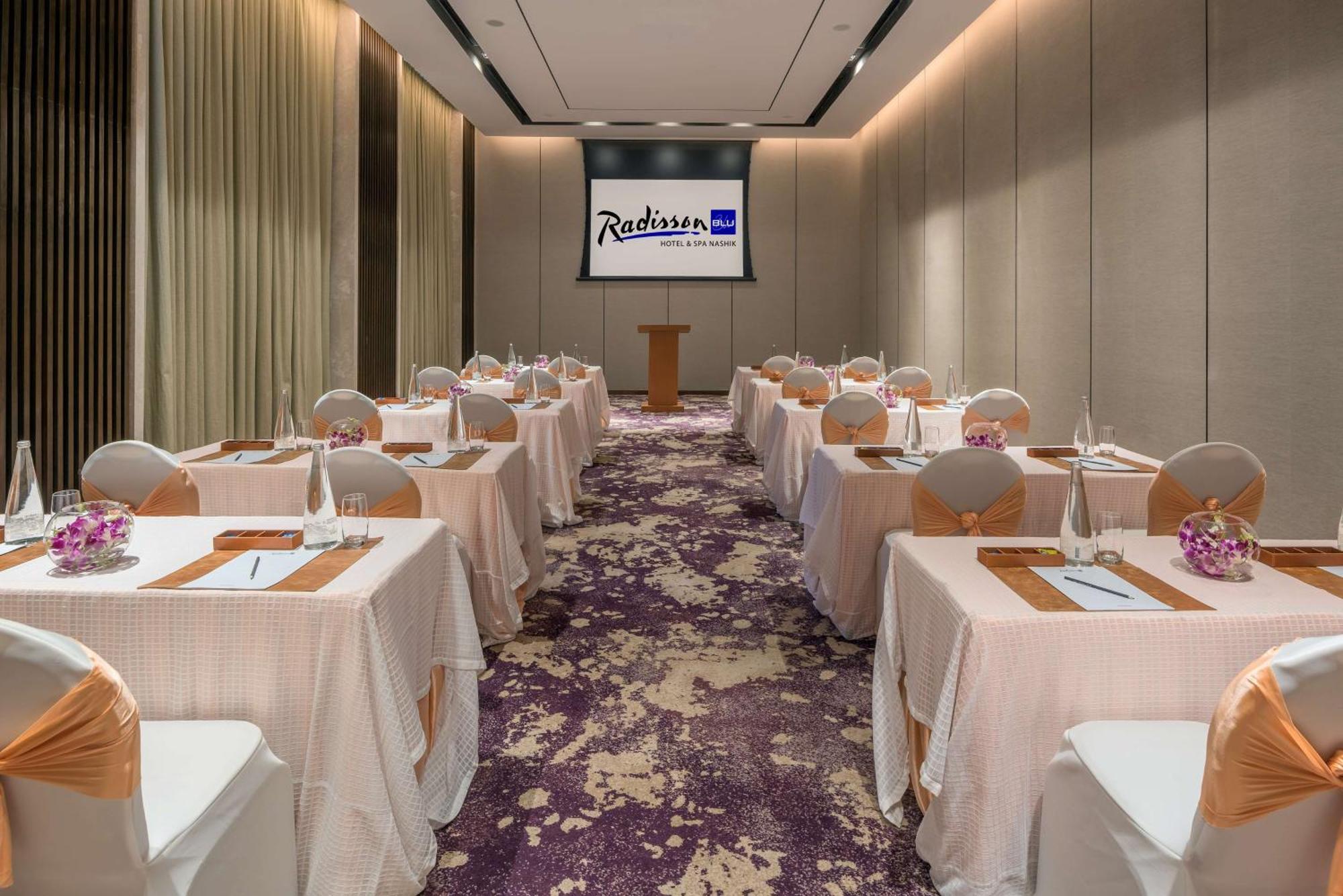 Radisson Blu Hotel & Spa, Nashik Exterior foto
