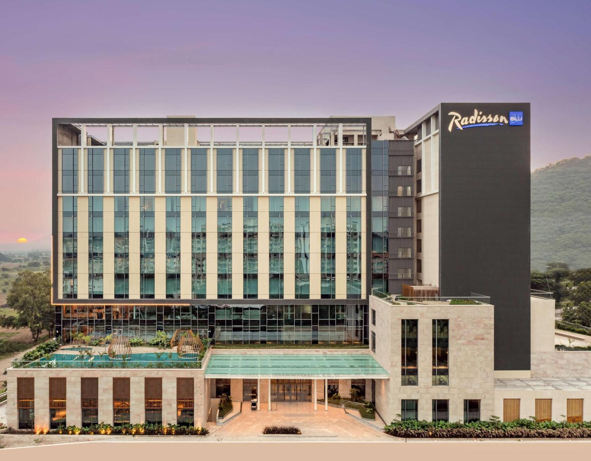Radisson Blu Hotel & Spa, Nashik Exterior foto